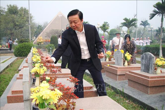 Le vice-PM Tran Hong Ha offre de l'encens à des sites historiques de Dien Bien ảnh 1 Le vice-PM Tran Hong Ha offre de l'encens à des sites historiques de Dien Bien ảnh 1
