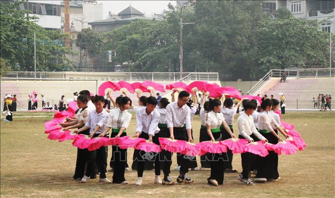 Diên Biên: plus de 2.000 personnes participent à une danse xoè ảnh 1 Diên Biên: plus de 2.000 personnes participent à une danse xoè ảnh 1