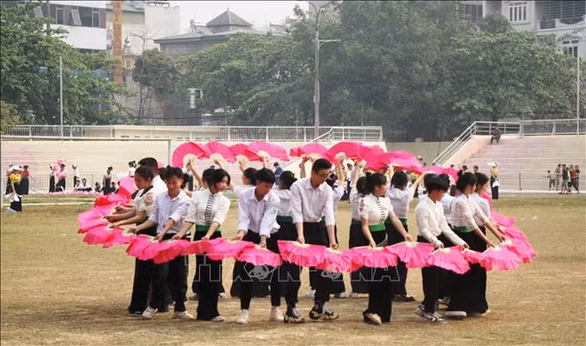 Diên Biên: plus de 2.000 personnes participent à une danse xoè ảnh 1