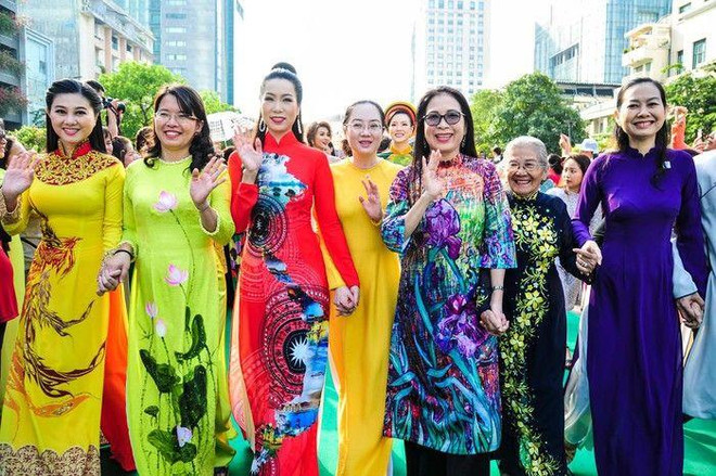Un concours pour honorer le charme de l'ao dài au Laos ảnh 1 Un concours pour honorer le charme de l'ao dài au Laos ảnh 1