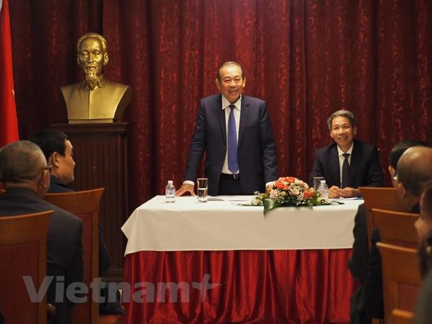 Le vice-Premier ministre Truong Hoa Binh rencontre des Vietnamiens en Bulgarie ảnh 1 Le vice-Premier ministre Truong Hoa Binh rencontre des Vietnamiens en Bulgarie ảnh 1