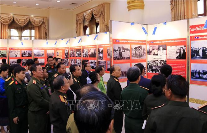 Exposition célébrant la Journée des soldats volontaires et experts vietnamiens au Laos ảnh 1 Exposition célébrant la Journée des soldats volontaires et experts vietnamiens au Laos ảnh 1