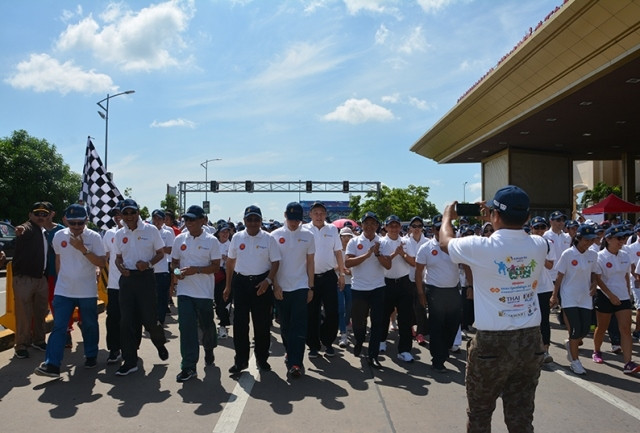 Course philanthropique en l’honneur des 50 ans de la fondation de l'ASEAN au Cambodge ảnh 1