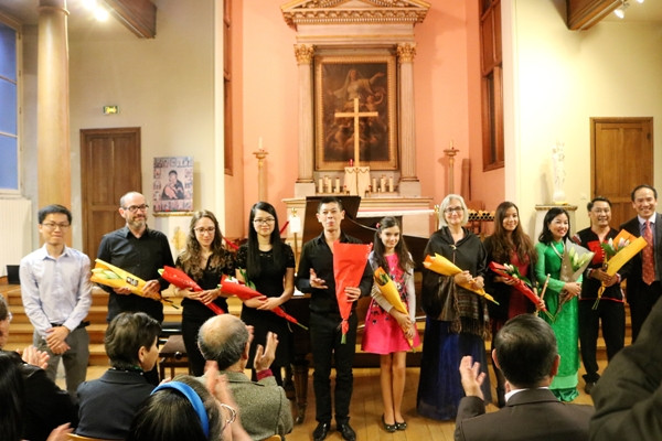 Un concert spécial pour collecter des aides pour les étudiants vietnamiens méritants ảnh 2 Un concert spécial pour collecter des aides pour les étudiants vietnamiens méritants ảnh 2