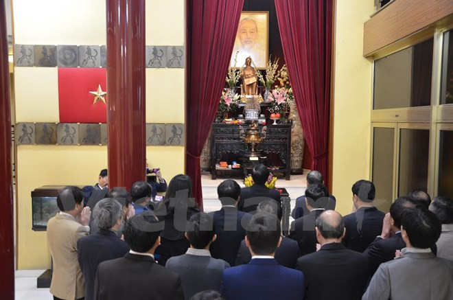 Le 127ème anniversaire du Président Hô Chi Minh célébré en France ảnh 2 Le 127ème anniversaire du Président Hô Chi Minh célébré en France ảnh 2