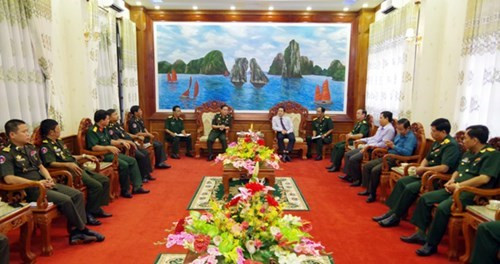 Des officiers cambodgiens visitent la province de Soc Trang ảnh 1