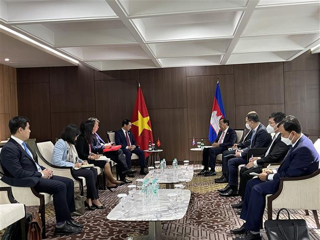 Le ministre des Affaires étrangères rencontre ses homologues cambodgien, philippin et malaisien ảnh 1 Le ministre des Affaires étrangères rencontre ses homologues cambodgien, philippin et malaisien ảnh 1