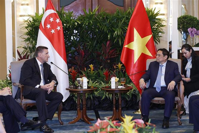 Le Premier ministre reçoit les PDG de Standard Chartered à Singapour ảnh 1 Le Premier ministre reçoit les PDG de Standard Chartered à Singapour ảnh 1