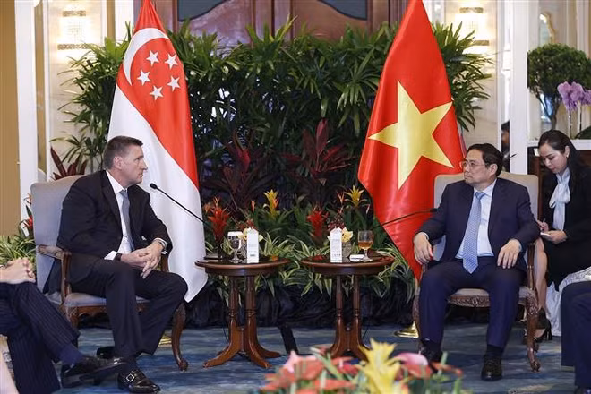 Le Premier ministre reçoit les PDG de Standard Chartered à Singapour ảnh 1