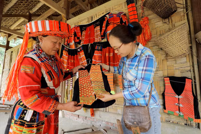 Le tissage de brocart des Pà Then ảnh 2