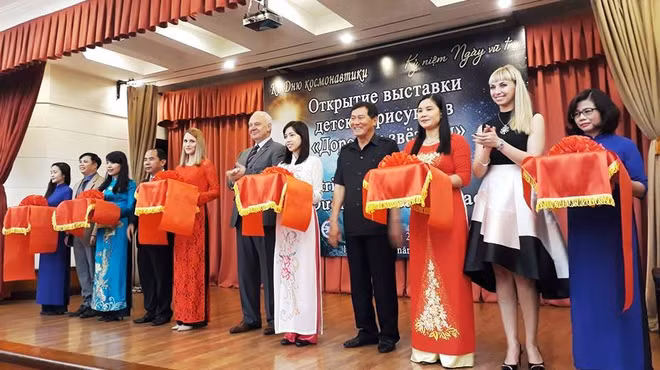 Exposition de peintures d'enfants à Hanoi ảnh 1