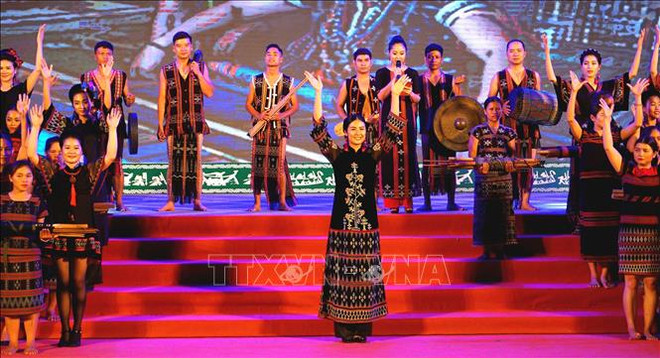 Clôture du Festival des minorités vivant dans les provinces frontalières Vietnam-Laos ảnh 1 Clôture du Festival des minorités vivant dans les provinces frontalières Vietnam-Laos ảnh 1