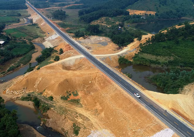 Plus de 22.000 milliards de dong pour construire l'autoroute Hoa Binh-Moc Chau ảnh 1