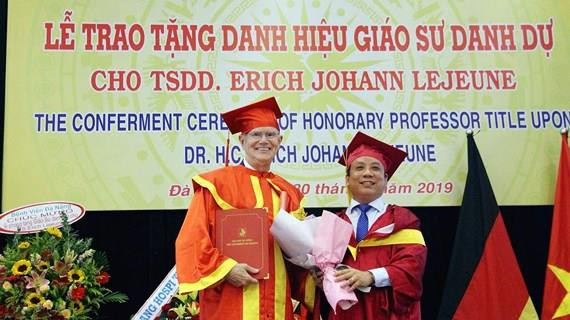 Remise du titre de professeur honoraire au président de l’Association « Cœur pour cœur » ảnh 1 Remise du titre de professeur honoraire au président de l’Association « Cœur pour cœur » ảnh 1