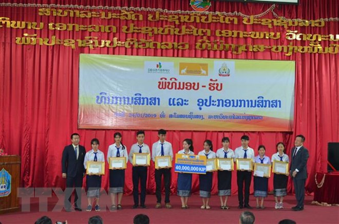 La compagnie d’assurance LAP remet des bourses à des étudiants laotiens ảnh 1