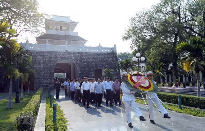 Célébration du 65e anniversaire de la victoire de Dien Bien Phu ảnh 1