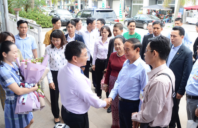 Vesak 2019 : le président birman visite la baie d’Ha Long ảnh 1 Vesak 2019 : le président birman visite la baie d’Ha Long ảnh 1