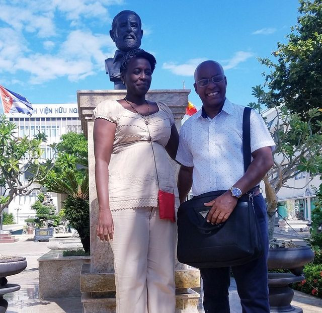 Deux médecins cubains viennent travailler à Quang Binh ảnh 1