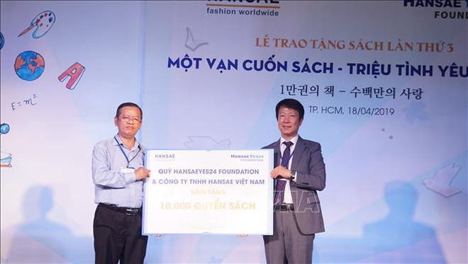 Remise de 10.000 livres à des élèves d'écoles primaires de Ho Chi Minh-Ville ảnh 1