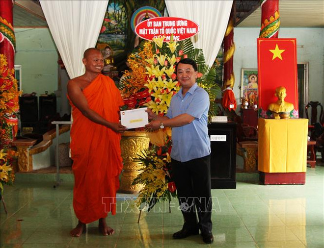Félicitations aux Khmers à l'occasion de la fête Chol Chnam Thmay à Hau Giang ảnh 1 Félicitations aux Khmers à l'occasion de la fête Chol Chnam Thmay à Hau Giang ảnh 1