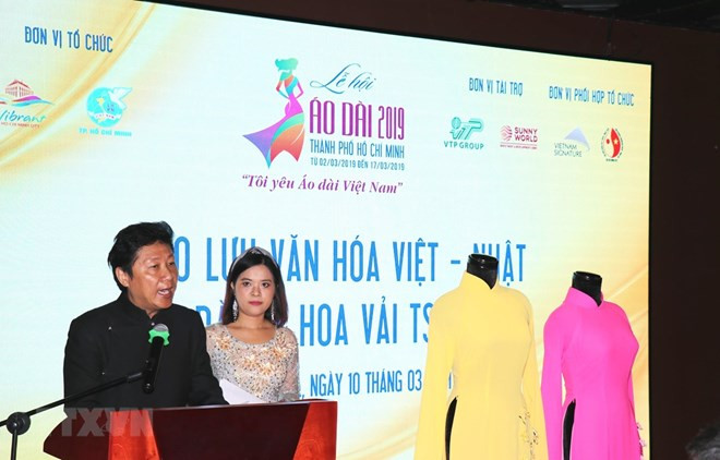 L’Ao dai traditionnel du Vietnam orné de fleurs de Tsumami du Japon ảnh 1 L’Ao dai traditionnel du Vietnam orné de fleurs de Tsumami du Japon ảnh 1