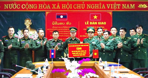 Le Vietnam offre des équipements à la force de gardes-frontières du Laos ảnh 1 Le Vietnam offre des équipements à la force de gardes-frontières du Laos ảnh 1