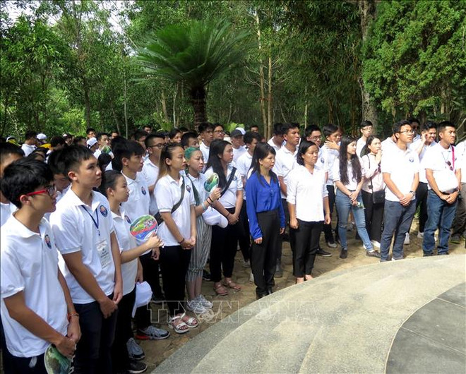 Camp d’été 2019 : Les jeunes Viêt kiêu en visite dans la province de Quang Ngai ảnh 1 Camp d’été 2019 : Les jeunes Viêt kiêu en visite dans la province de Quang Ngai ảnh 1