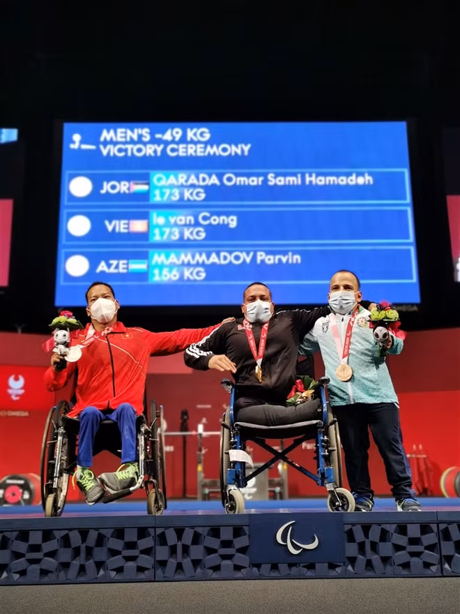 Jeux paralympiques de Tokyo : l'haltérophile Lê Van Công décroche la médaille d’argent ảnh 2