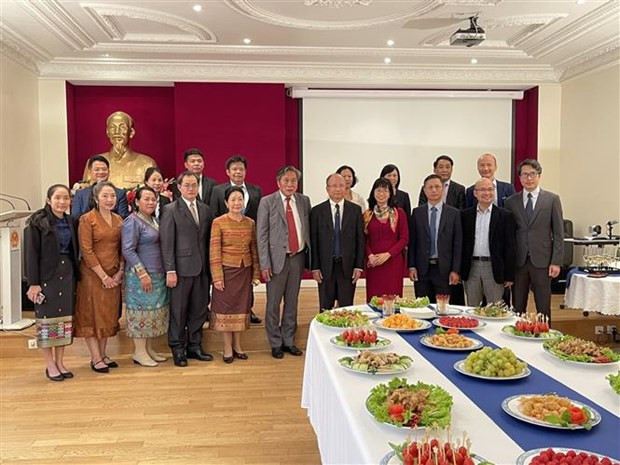 Fête nationale : l’ambassadeur du Laos en France félicite le Vietnam ảnh 1 Fête nationale : l’ambassadeur du Laos en France félicite le Vietnam ảnh 1