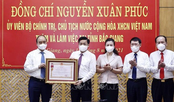 Covid-19 : le président décerne l’Ordre du Travail de 3e classe à Bac Giang ảnh 1 Covid-19 : le président décerne l’Ordre du Travail de 3e classe à Bac Giang ảnh 1