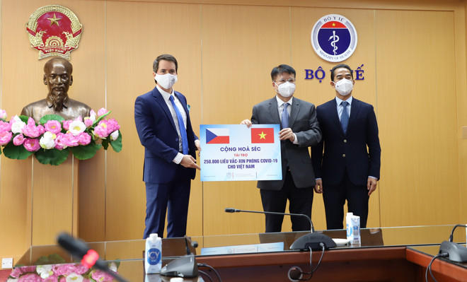 Le Vietnam reçoit plus de 250.000 doses de vaccin anti-COVID-19 offertes par la République tchèque ảnh 1 Le Vietnam reçoit plus de 250.000 doses de vaccin anti-COVID-19 offertes par la République tchèque ảnh 1