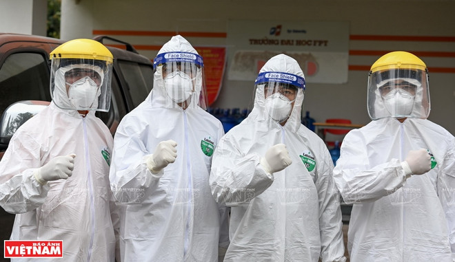 Le PM loue les contributions importantes des forces au front contre le COVID-19 ảnh 2 Le PM loue les contributions importantes des forces au front contre le COVID-19 ảnh 2