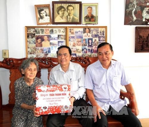 Des responsables vietnamiens rendent visite aux personnes méritantes ảnh 1 Des responsables vietnamiens rendent visite aux personnes méritantes ảnh 1