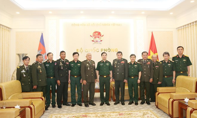 Visite de travail des officiers de défense cambodgiens à Hanoi ảnh 1 Visite de travail des officiers de défense cambodgiens à Hanoi ảnh 1