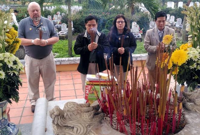 Des vétérans américains remettent des documents sur les restes des martyrs à Quang Tri ảnh 1 Des vétérans américains remettent des documents sur les restes des martyrs à Quang Tri ảnh 1