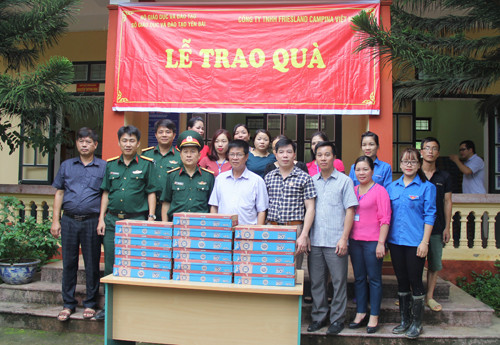 Remise de 30 tonnes de lait à des écoles du Nord touchées par les inondations ảnh 1 Remise de 30 tonnes de lait à des écoles du Nord touchées par les inondations ảnh 1