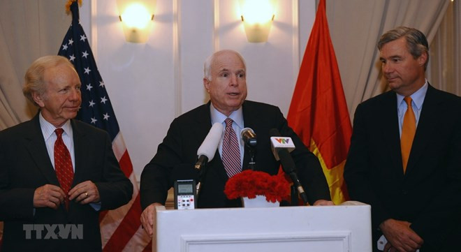 L'ambassade américaine ouvre un livre de condoléances pour le sénateur McCain ảnh 1 L'ambassade américaine ouvre un livre de condoléances pour le sénateur McCain ảnh 1