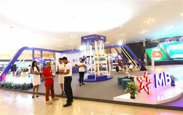 Exposition sur les produits économiques et de défense Vietnam - Cambodge ảnh 1