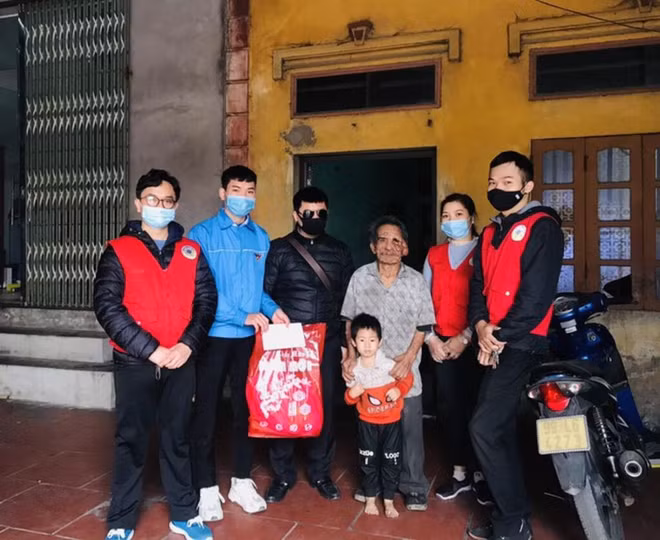 Sky Volunteers Plus au côté des nécessiteux ảnh 1