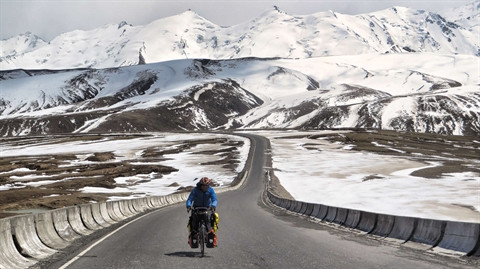 Ils pédalent plus de 16.000 km pour sensibiliser aux enjeux climatiques ảnh 2