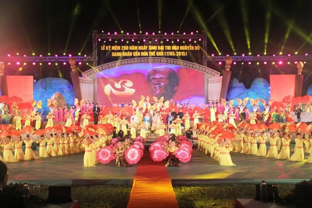 Cérémonie marquant le 250e anniversaire du grand poète Nguyên Du ảnh 1 Cérémonie marquant le 250e anniversaire du grand poète Nguyên Du ảnh 1