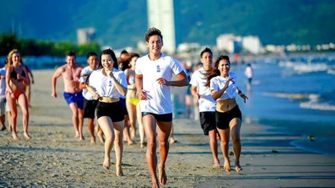 Plus de 5.000 personnes participent à l’événement "Pieds nus le long de la mer" à Dà Nang ảnh 1 Plus de 5.000 personnes participent à l’événement "Pieds nus le long de la mer" à Dà Nang ảnh 1