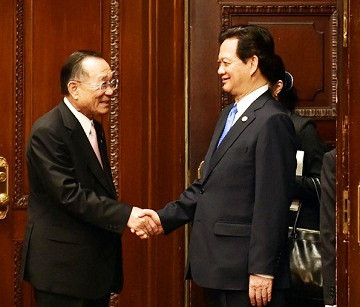 Le PM Nguyen Tan Dung reçoit le président de la Chambre des conseillers du Japon ảnh 1 Le PM Nguyen Tan Dung reçoit le président de la Chambre des conseillers du Japon ảnh 1