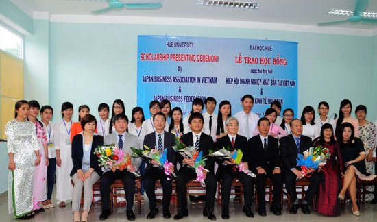 Remise de bourses japonaises à des étudiants de l'Université de Huê ảnh 1 Remise de bourses japonaises à des étudiants de l'Université de Huê ảnh 1