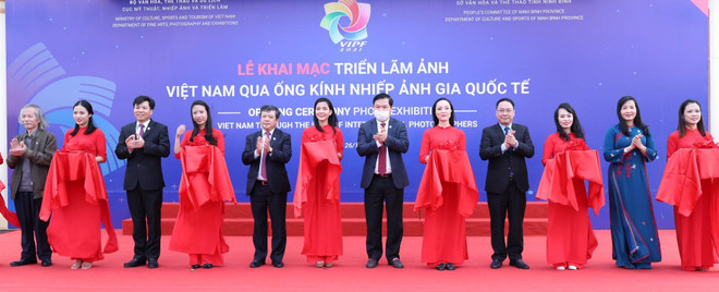 Ouverture de l'exposition ''le Vietnam aux yeux des photographes internationaux'' ảnh 1 Ouverture de l'exposition ''le Vietnam aux yeux des photographes internationaux'' ảnh 1