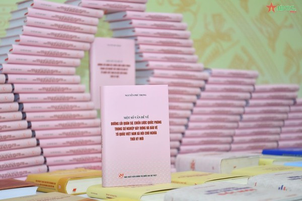 Un expert salue le livre du chef du Parti sur les politiques militaires et les stratégies de défense ảnh 1 Un expert salue le livre du chef du Parti sur les politiques militaires et les stratégies de défense ảnh 1