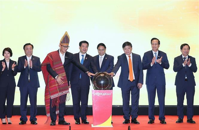 Le PM à la cérémonie d’ouverture de la ligne aérienne directe Jakarta-Hanoï de Vietjet ảnh 1 Le PM à la cérémonie d’ouverture de la ligne aérienne directe Jakarta-Hanoï de Vietjet ảnh 1