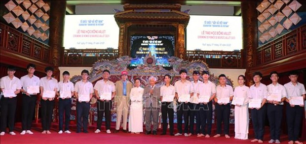 Remise des bourses Odon Vallet à 220 étudiants à Thua Thiên-Huê ảnh 1 Remise des bourses Odon Vallet à 220 étudiants à Thua Thiên-Huê ảnh 1