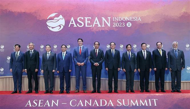 Le PM participe aux Sommets de l’ASEAN+3, ASEAN-États-Unis et ASEAN-Canada ảnh 4 Le PM participe aux Sommets de l’ASEAN+3, ASEAN-États-Unis et ASEAN-Canada ảnh 4