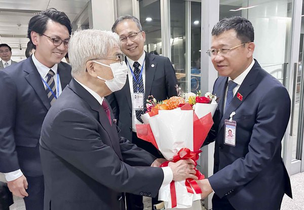Le président de la Chambre des conseillers du Japon entame sa visite officielle au Vietnam ảnh 2 Le président de la Chambre des conseillers du Japon entame sa visite officielle au Vietnam ảnh 2